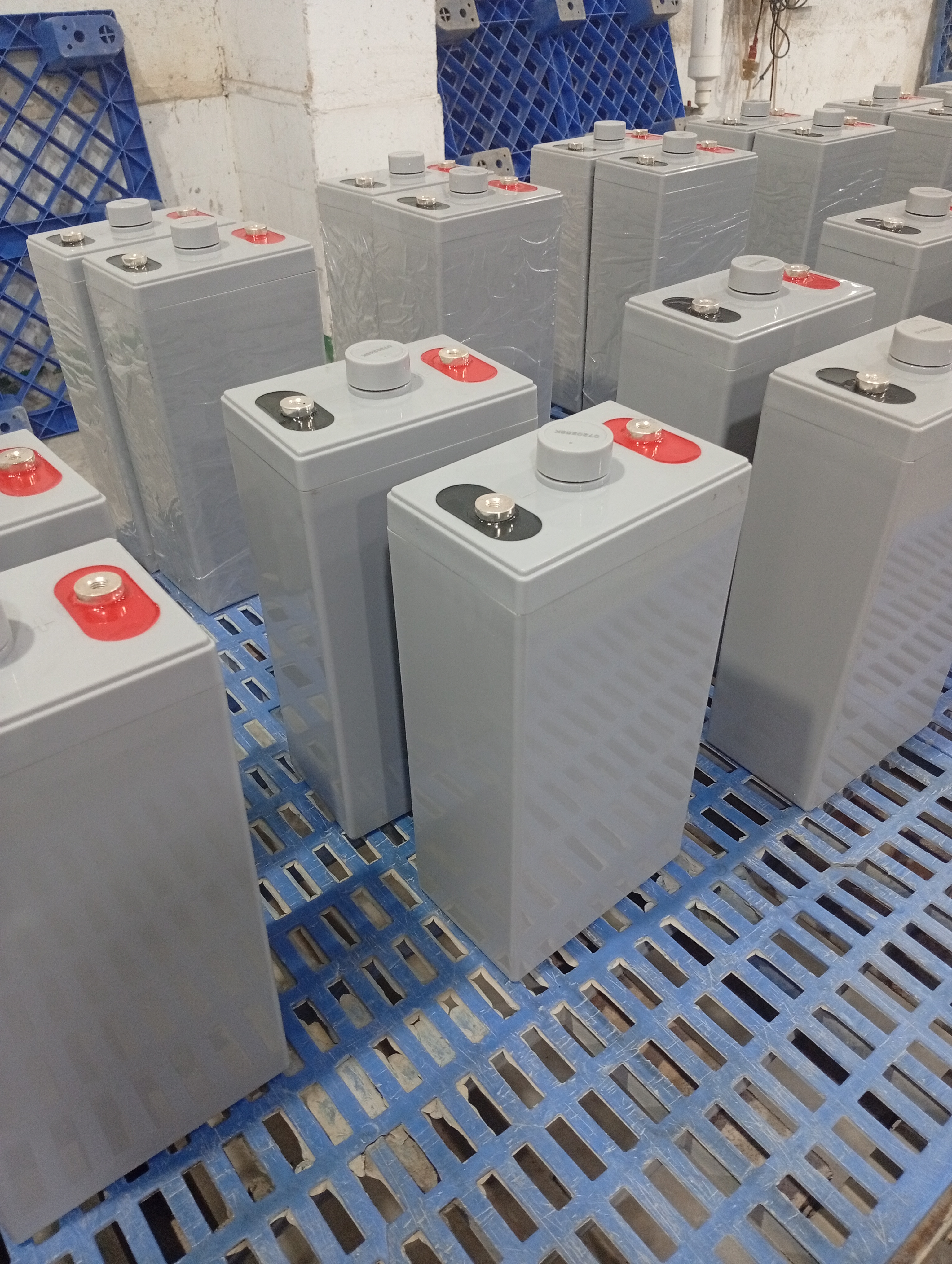 High-Performance Deep Cycle 2V 200AH Battery for Industrial Use Safe And Efficient Power Generation Battery